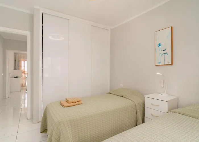 Apartment Spacious 2 Bdr Heated Pool, Garage