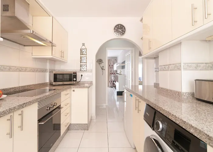 Apartment Spacious 2 Bdr Heated Pool, Garage Playa de las Americas (Tenerife)