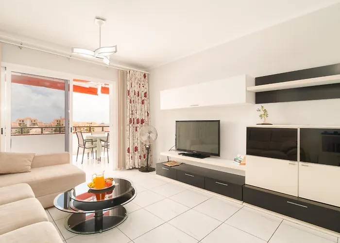 Spacious 2 Bdr Heated Pool, Garage Apartment *