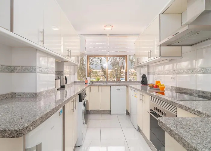 Spacious 2 Bdr Heated Pool, Garage Apartment Playa de las Americas (Tenerife)